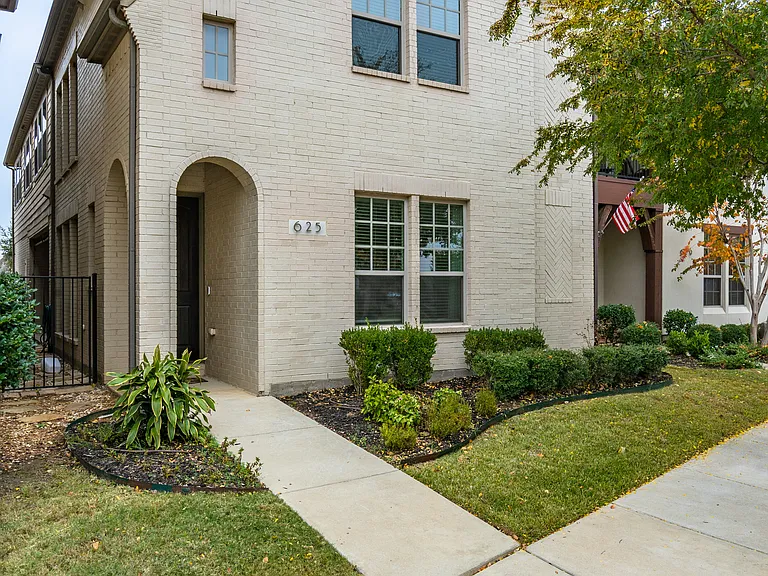 625 Surrey Ln — Photo 1