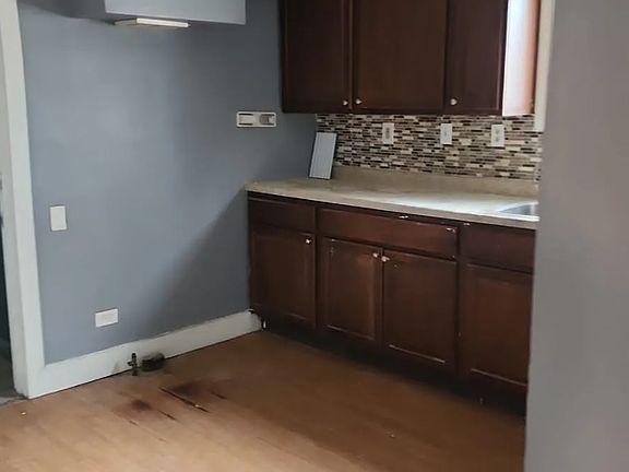 4th image of 4130 N Green Bay Ave #1