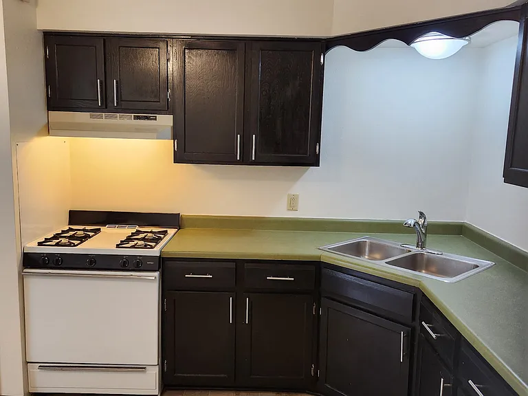 670 E Lincoln Ave — Photo 4