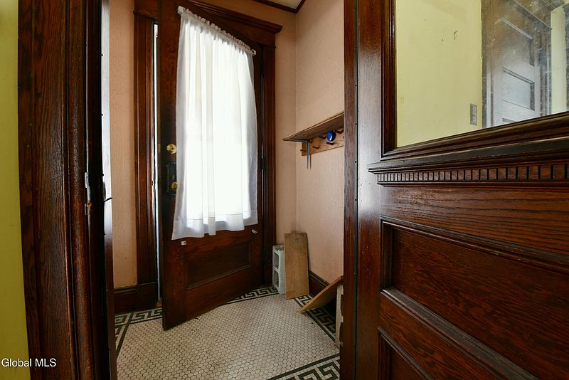 4th image of 1024 Glenwood Boulevard
