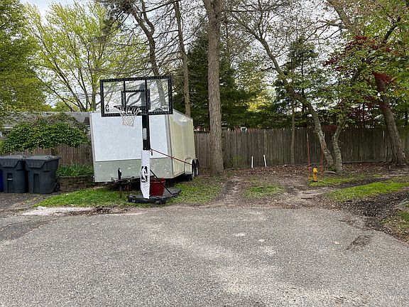 4th image of 350 Balsam St