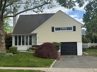 43 Plymouth Rd, Port Washington, NY 11050