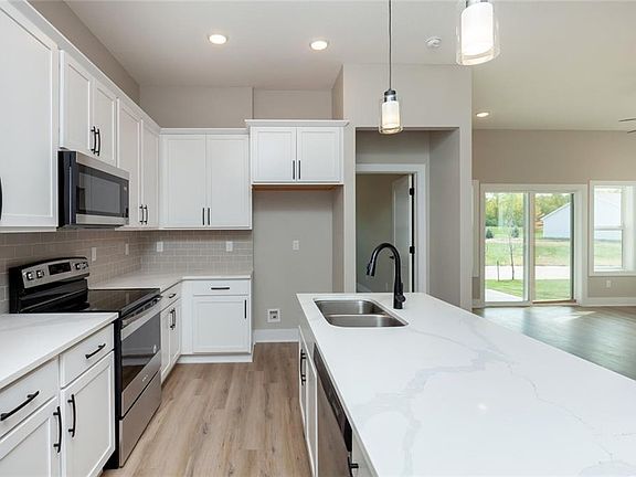 4th image of 833 Wolf Creek Dr