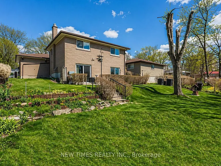 52 Lehar Cres — Photo 13