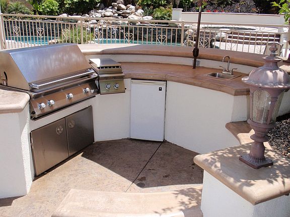 Ducan BBQ W/ Seperate Dual Burner. Counter will accomodate 12 bar stools