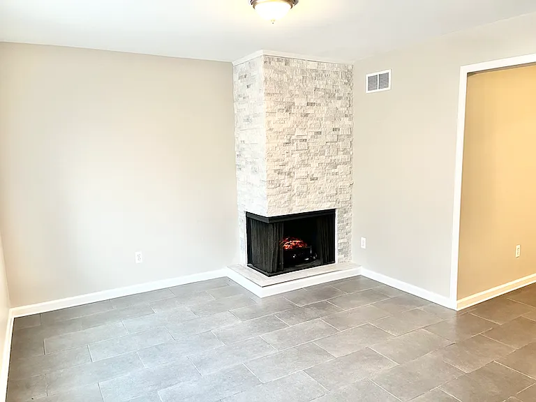 1050 Amsterdam Rd #1050 AMSTERDAM ROAD — Photo 2