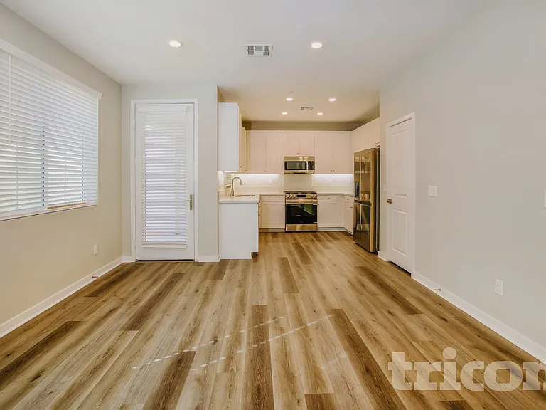 31578 Dwight Dr — Photo 2