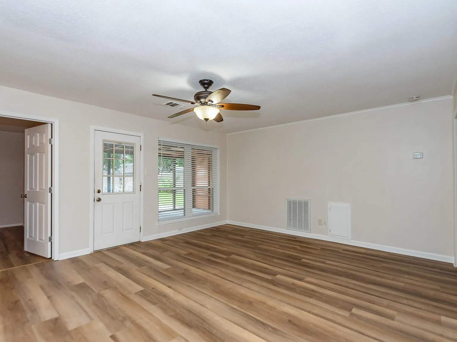 3 bed, 2.0 bath, 1420 sqft, $1,950 — Photo 3