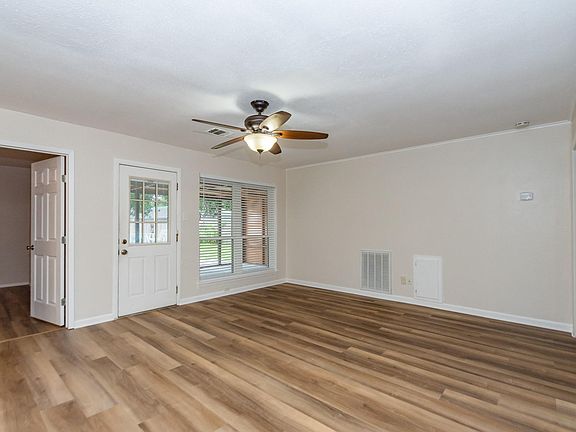 3rd image of 1714 Magnolia Dr