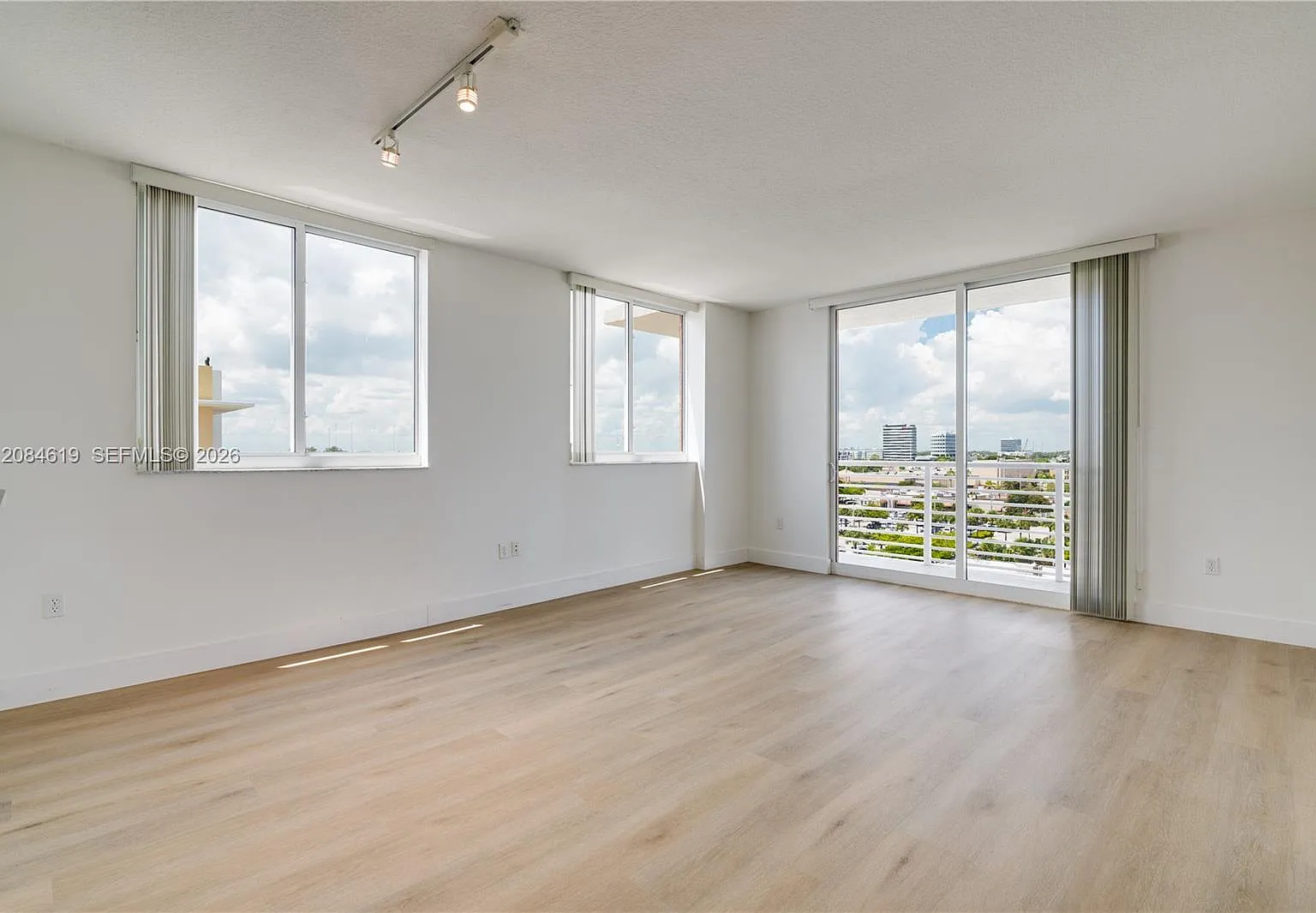 Venture At Aventura East — Photo 1