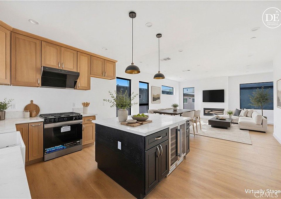 1st image of 10158 Regent St