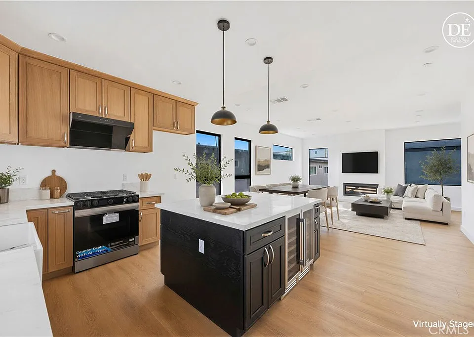 10158 Regent St