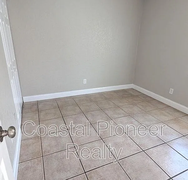 5828 3rd St E — Photo 5