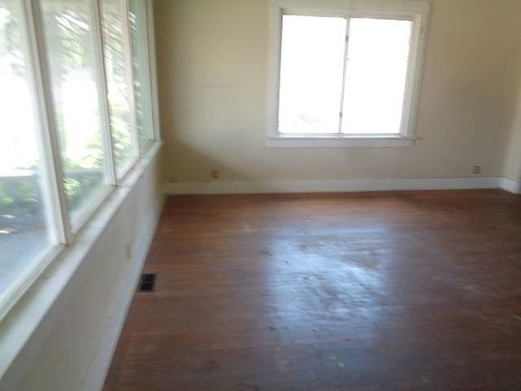 4th image of 934 W Main St