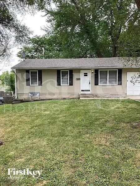 4 bed, 1.5 bath, 992 sqft, $1,630 — Photo 2