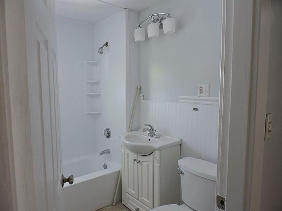 5th image of 34 Dartmouth Ave #2