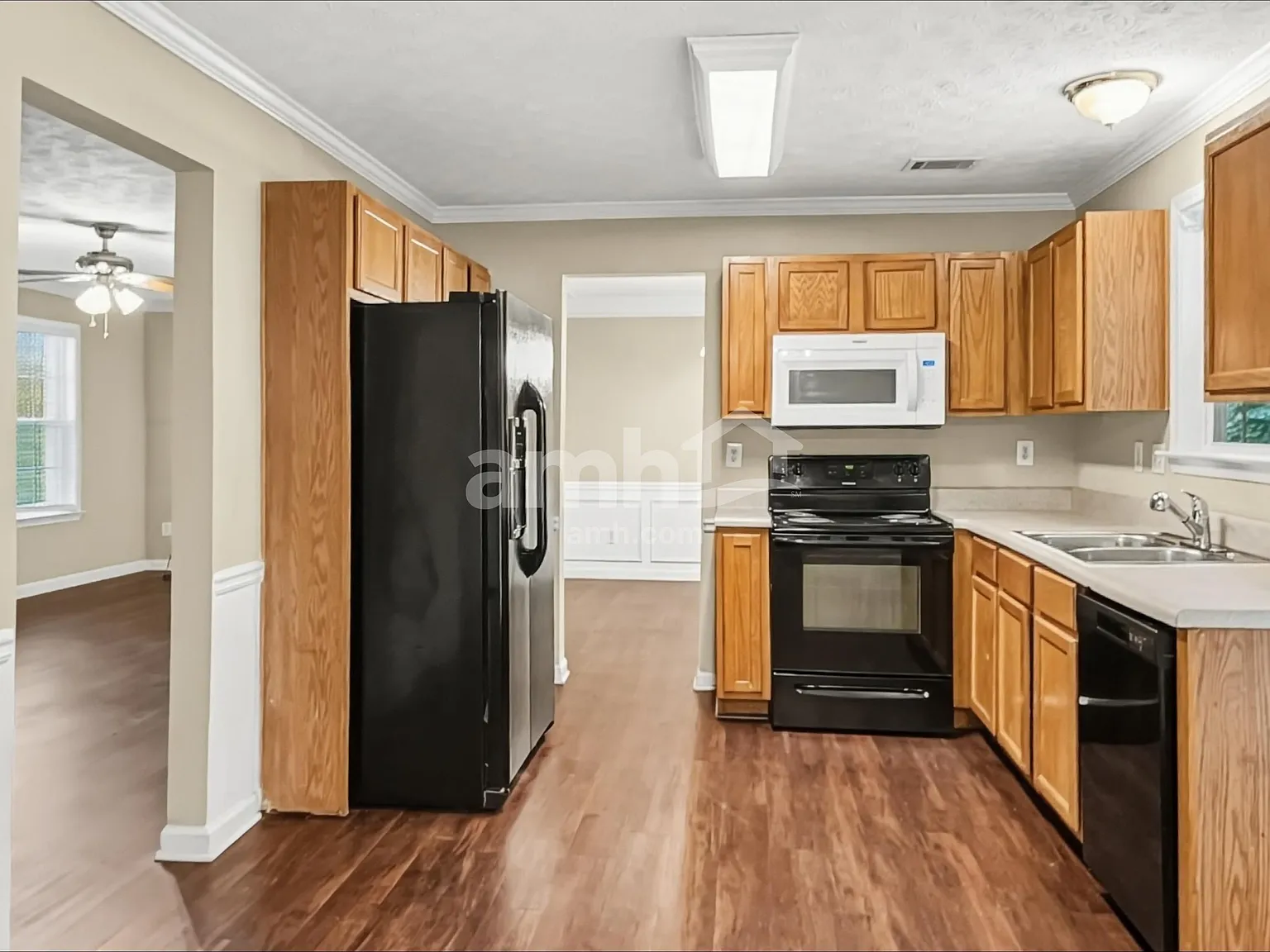 4 bed, 2.5 bath, 2001 sqft, $2,165 — Photo 3