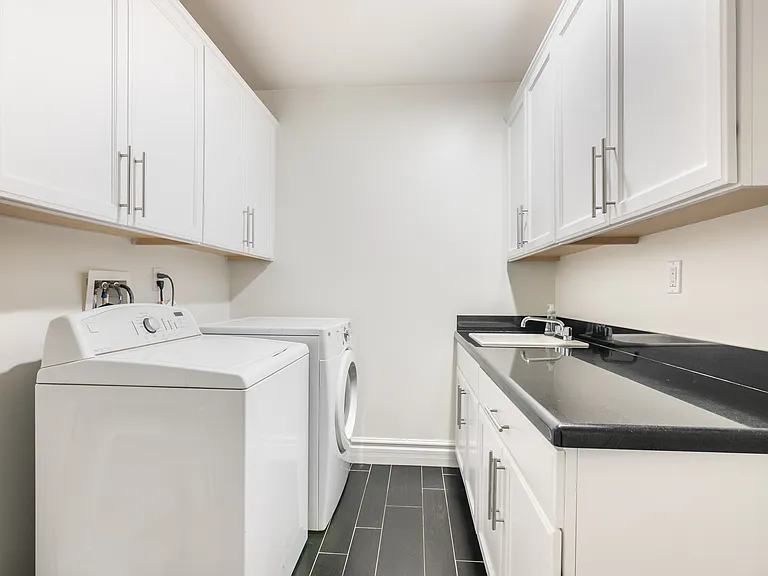215 Alexander Ct — Photo 23