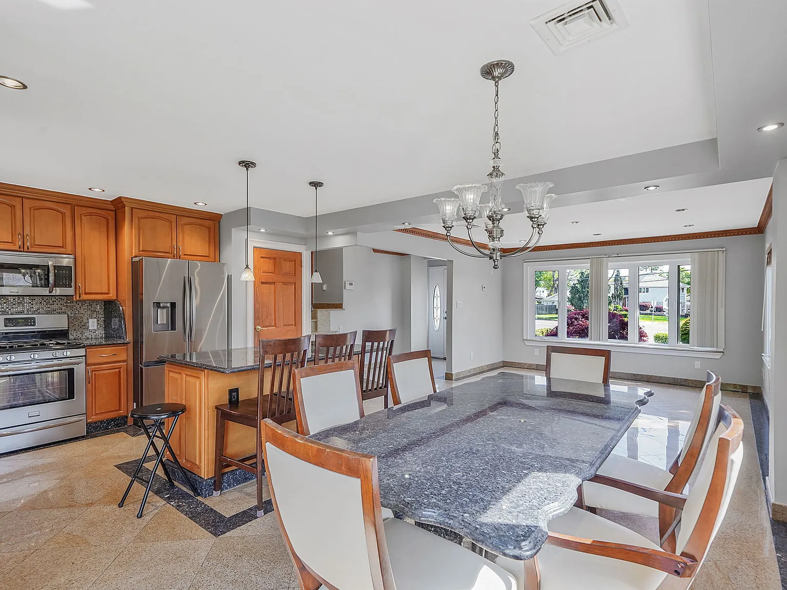 4 bed, 2.5 bath, 1648 sqft, $6,000 — Photo 4