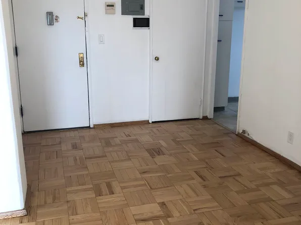 21-80 33rd Road image 4 of 8