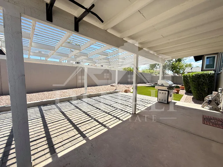 811 E Chilton Dr — Photo 36