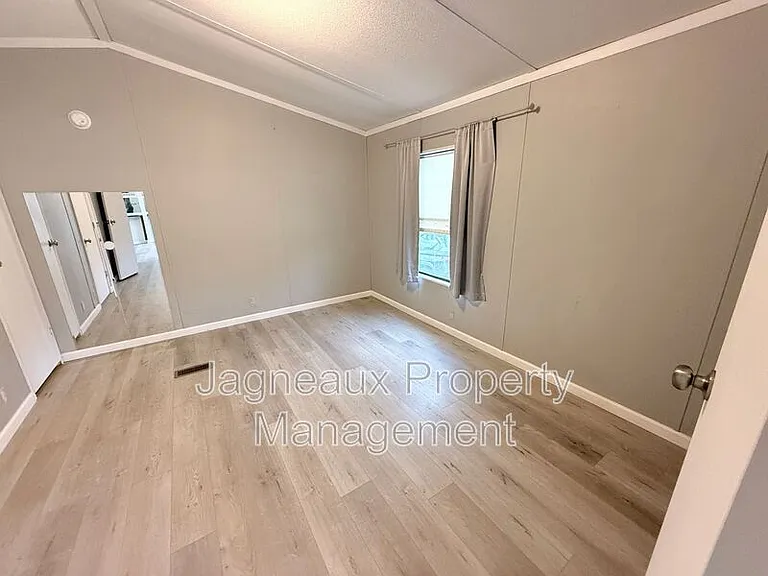 1115 N Crocker St — Photo 12