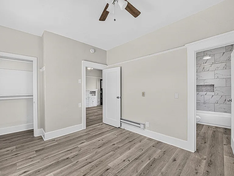 1049 E 5th Street — Photo 23