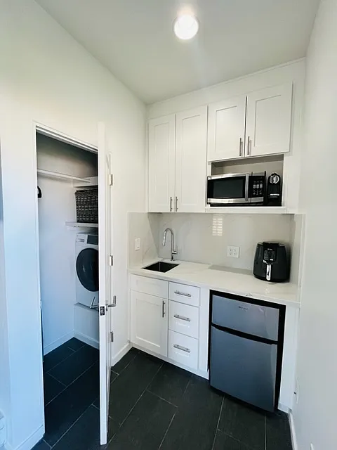 Studio, 375 sqft, $2,850 — Photo 4
