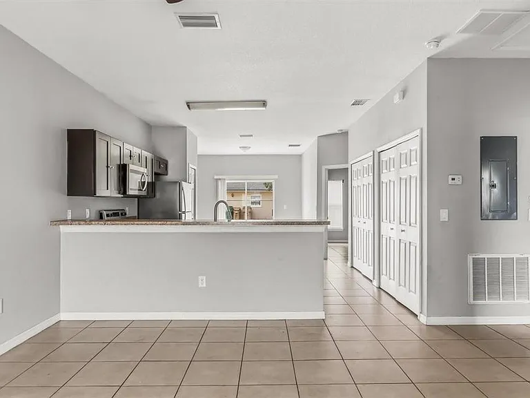 677 Royalty Ct — Photo 7