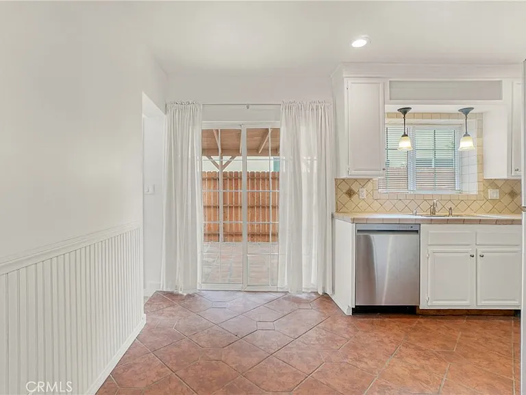 6318 Nagle Ave — Photo 7