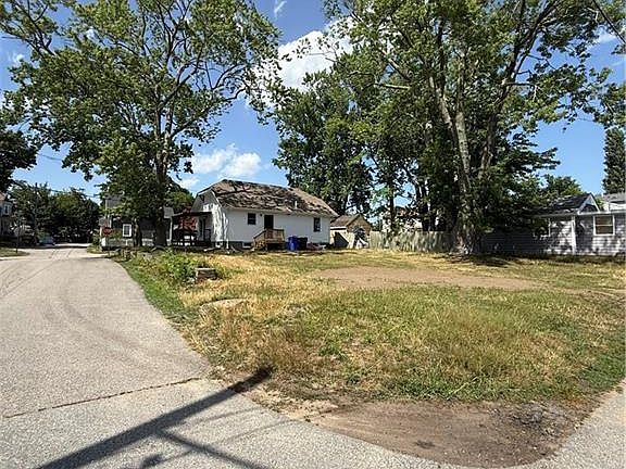 2nd image of 63 Shore Rd E