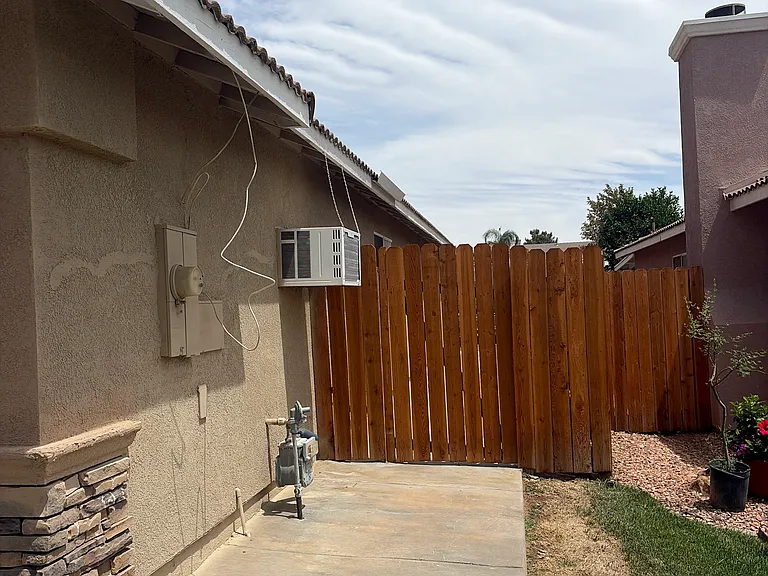 1378 Scott Ave — Photo 2