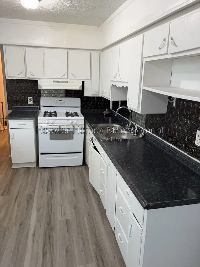 3 bed, 1.5 bath, 1068 sqft, $1,350 — Photo 2