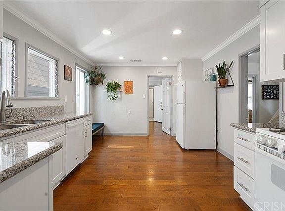 3rd image of 10724 Nassau Ave
