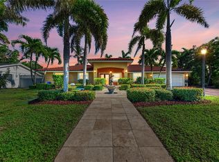 608 Hampshire Ln, Holmes Beach, FL 34217