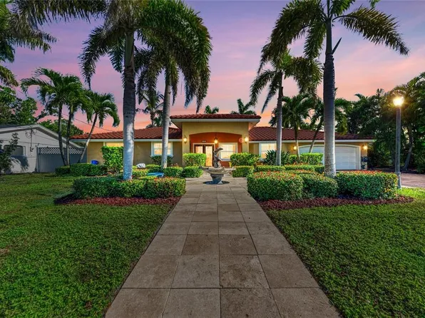 608 Hampshire Ln, Holmes Beach, FL 34217