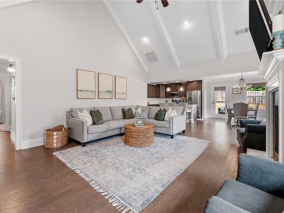 4th image of 1060 Hampstead Ln