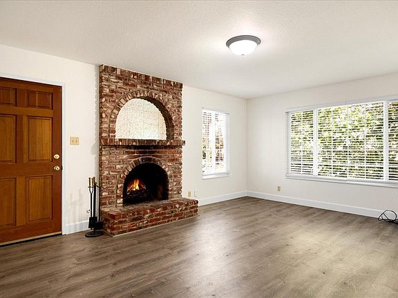 3rd image of 21583 Montgomery St