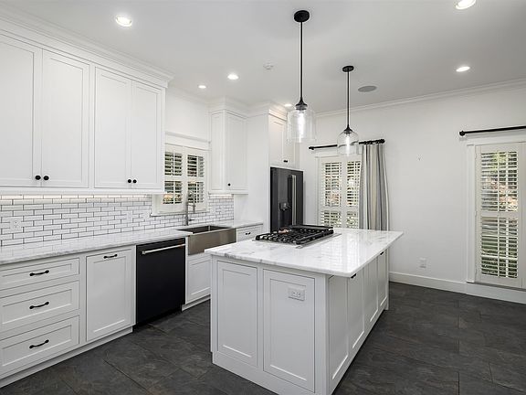 4th image of 2021 Williamsburg Way Unit 1