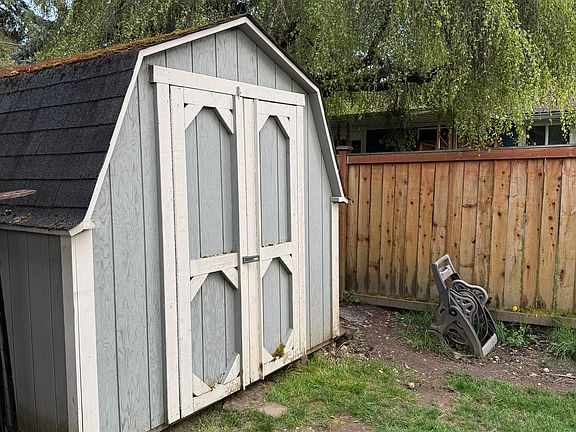 4th image of 12002 78th Ave E #B