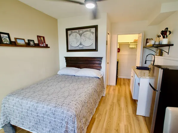 1303 Wanaka St, Honolulu, HI 96818