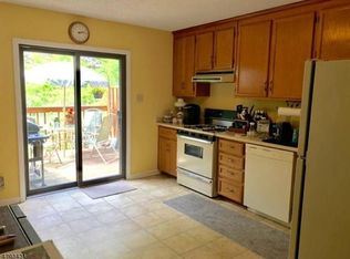 28 Moss Ct, Hamburg, NJ 07419