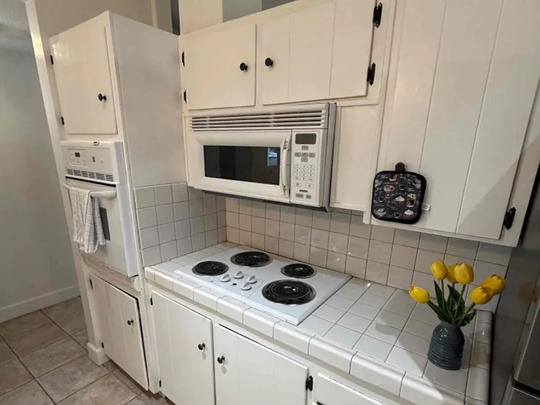 Tiled kitchen, new refrigerator, oven, air fyer, blender, tea kettle, coffeeew dishwasher