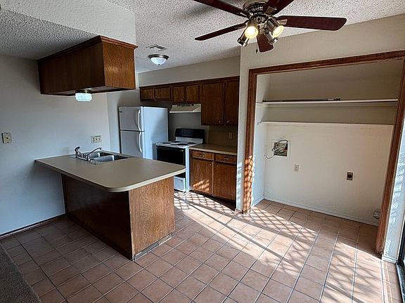 4th image of 901 NE Tortoise Dr Unit B