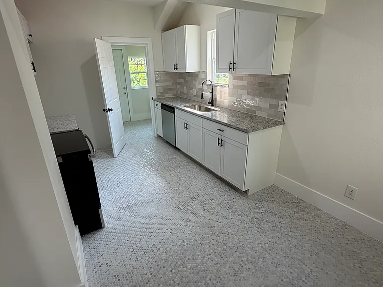1228 NE 16th St — Photo 6