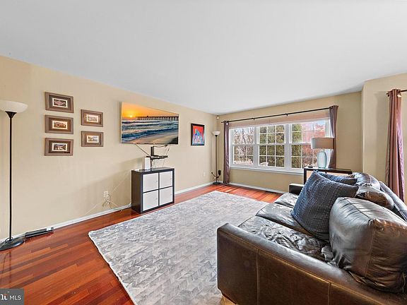4th image of 28 Stanwyck Ct