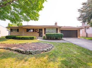 956 Blairmoor Ct, Grosse Pointe Woods, MI 48236