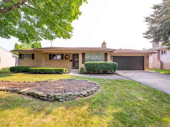 956 Blairmoor Ct, Grosse Pointe Woods, MI 48236