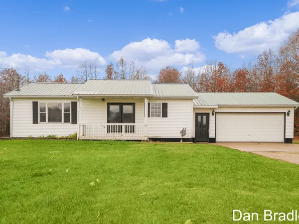 789 Orton St, Howard City, MI 49329