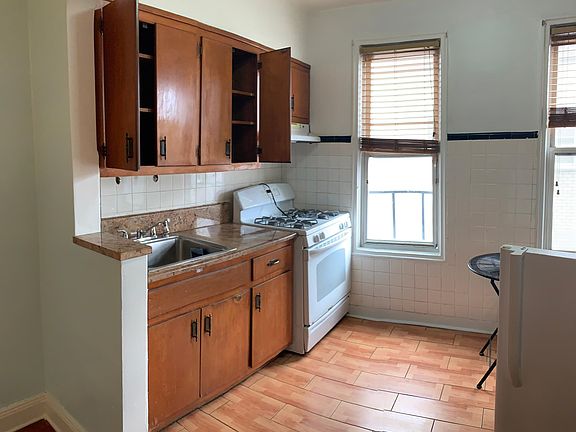 3rd image of 2528 Colden Ave #2